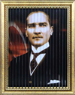 3D Üç Yönlü Makam Arkası Atatürk Fotoğraflı Çerçeve Örnek 03 - Tek Çerçevede 3 Ayrı Fotoğraf - Karşıdan Görünüm